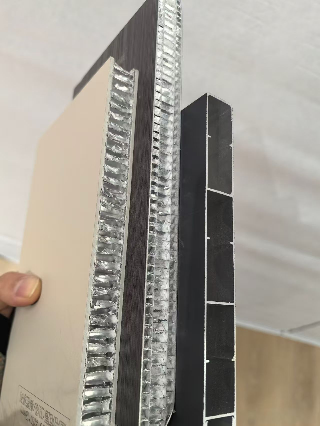 不銹鋼蜂窩板VS鋁蜂窩板：作為生產者，我這樣建議